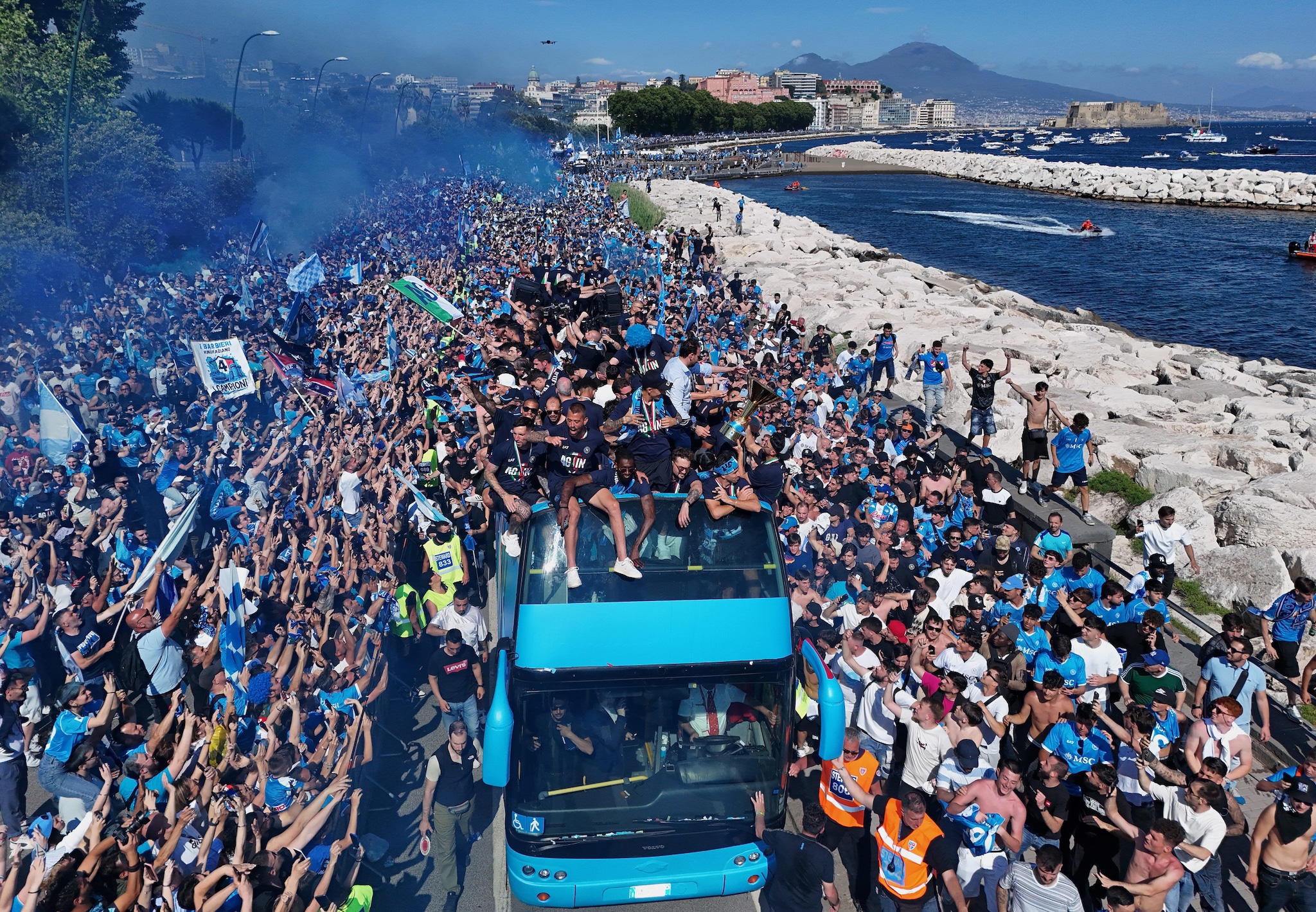 A Napoli 670mila tifosi per la festa scudetto, in 300mila sul Lungomare per i bus scoperti