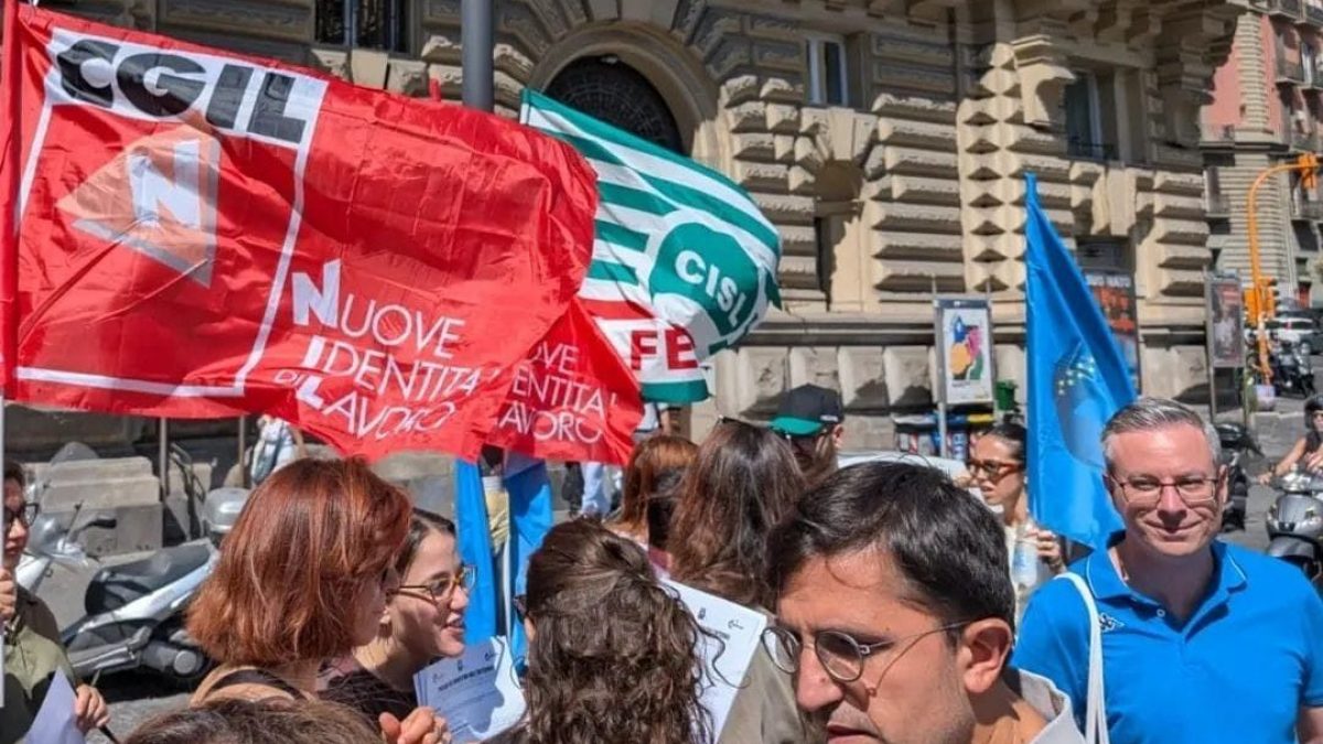La manifestazione di oggi, 23 giugno, in piazza Bovio