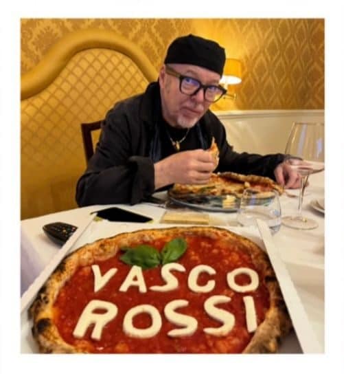 Vasco Rossi con la pizza di Gino Sorbillo. Foto / Gino Sorbillo