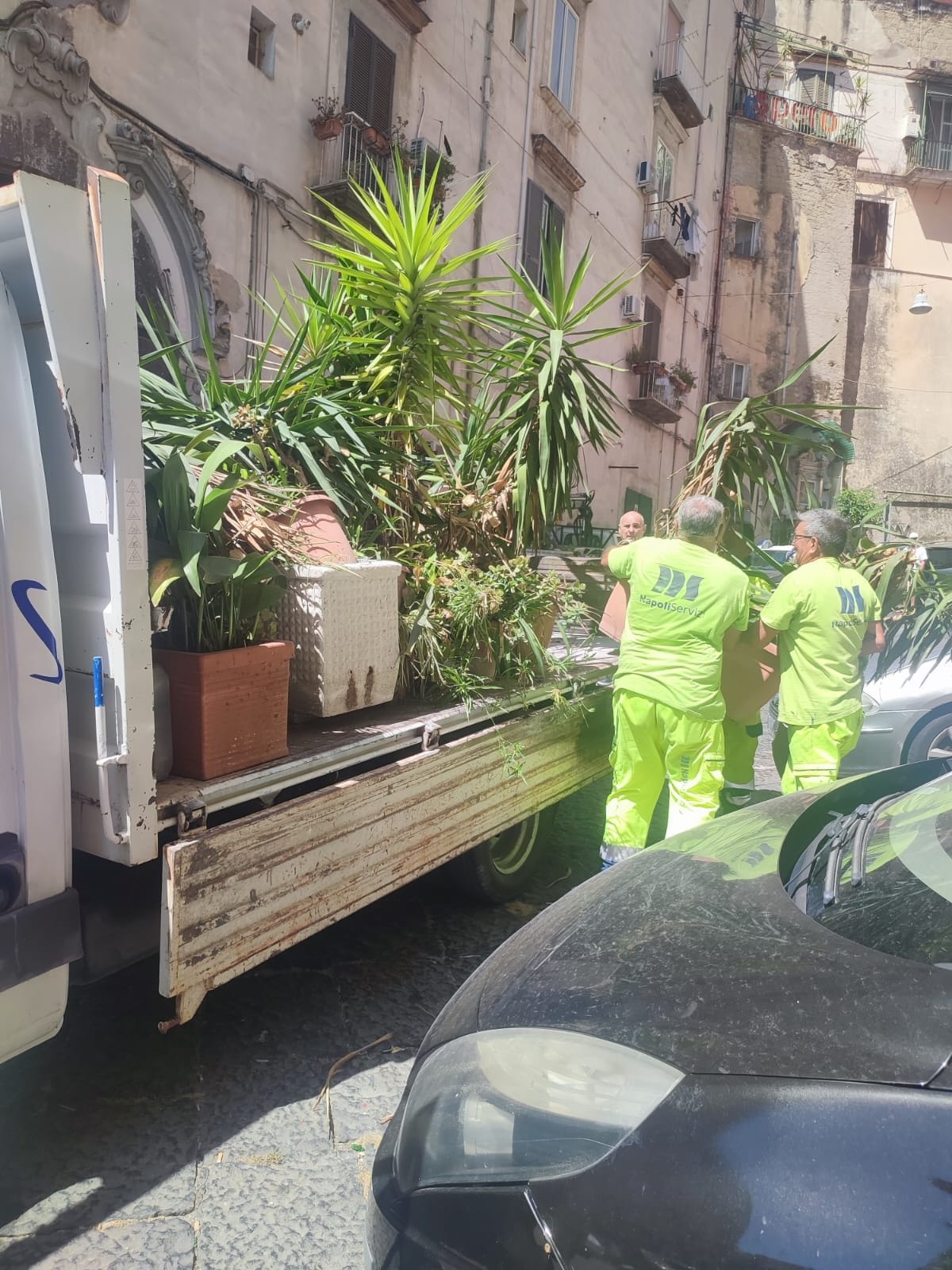 Alcune delle fioriere rimosse da parte del personale della Napoli Servizi