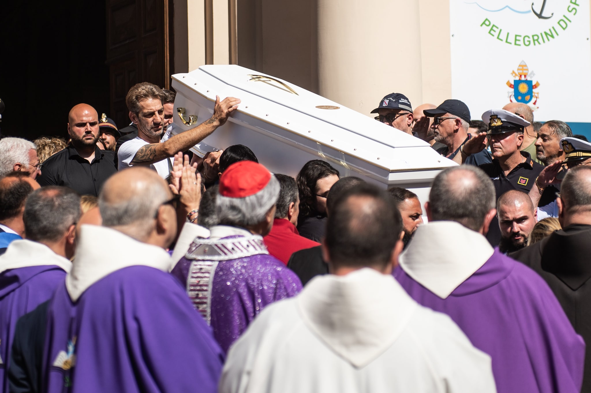 L'addio a Martina Carbonaro ad Afragola, in migliaia ai funerali della 14enne vittima di femminicidio