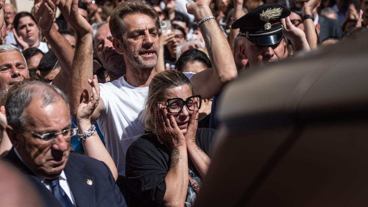 I genitori di Martina Carbonaro ai funerali della figlia