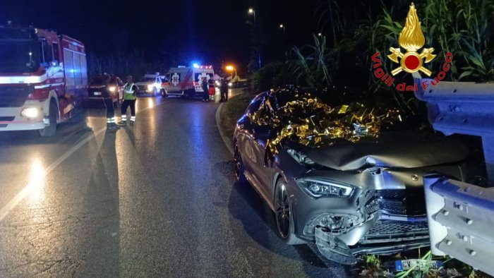 Auto si schianta contro il guardrail: morto un uomo di 52 anni a ...