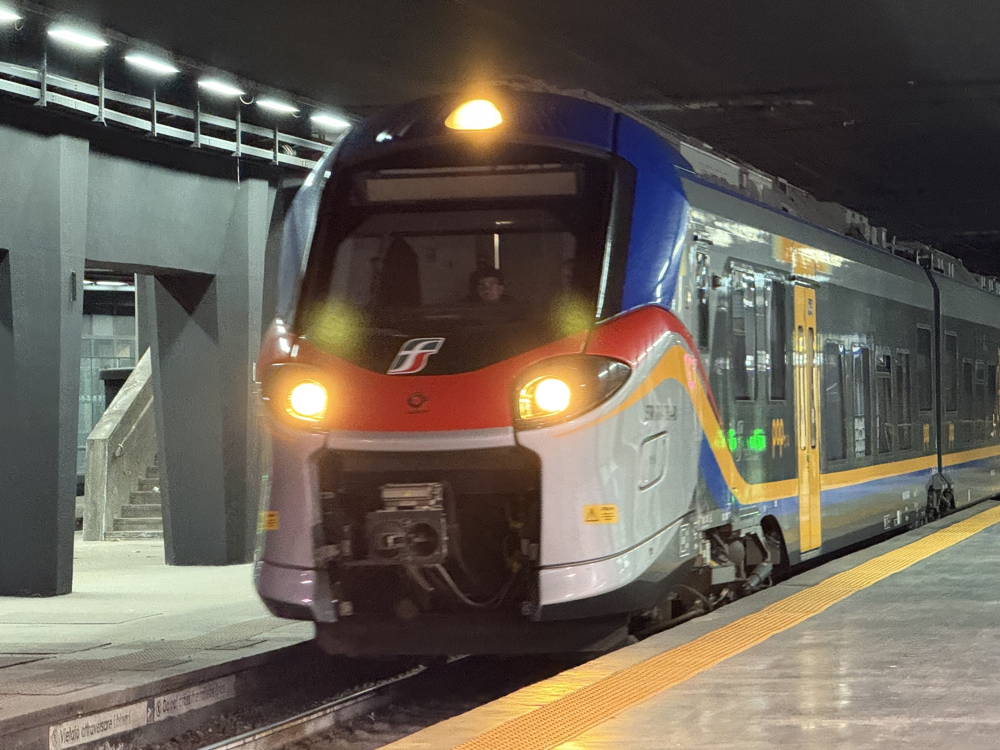 Metro Linea 2 ancora chiusa tra Pozzuoli-Napoli, stop per verifiche su Co2: lunedì gli orari dei bus sostitutivi
