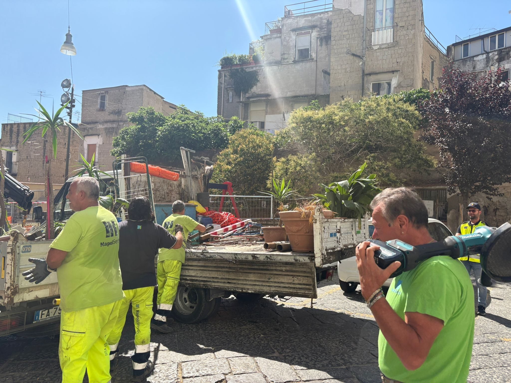Gli operatori della Napoli Servizi al lavoro nei vicoli della Sanità