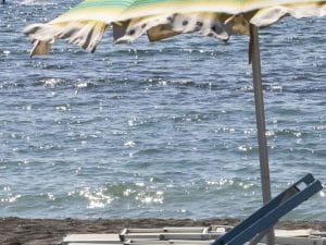 Si tuffa in mare e muore davanti agli occhi di moglie e figlio: tragedia in Cilento