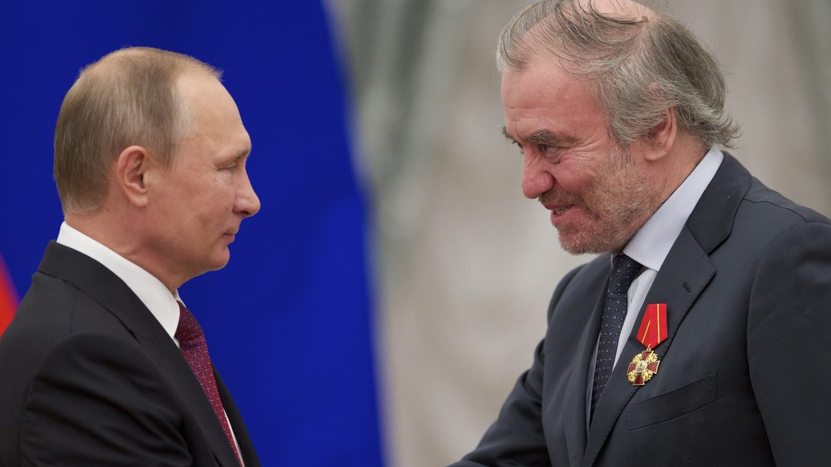 Il presidente russo Vladimir Putin, a sinistra, consegna una medaglia all’allora direttore artistico del Teatro Mariinskij, Valery Gergiev, durante una cerimonia al Cremlino, nel 2016