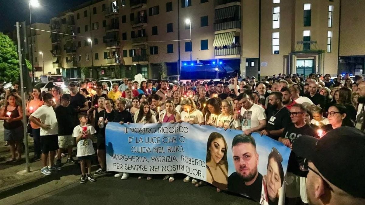 Persone in strada per ricordare le vittime del crollo del ballatoio di un anno fa