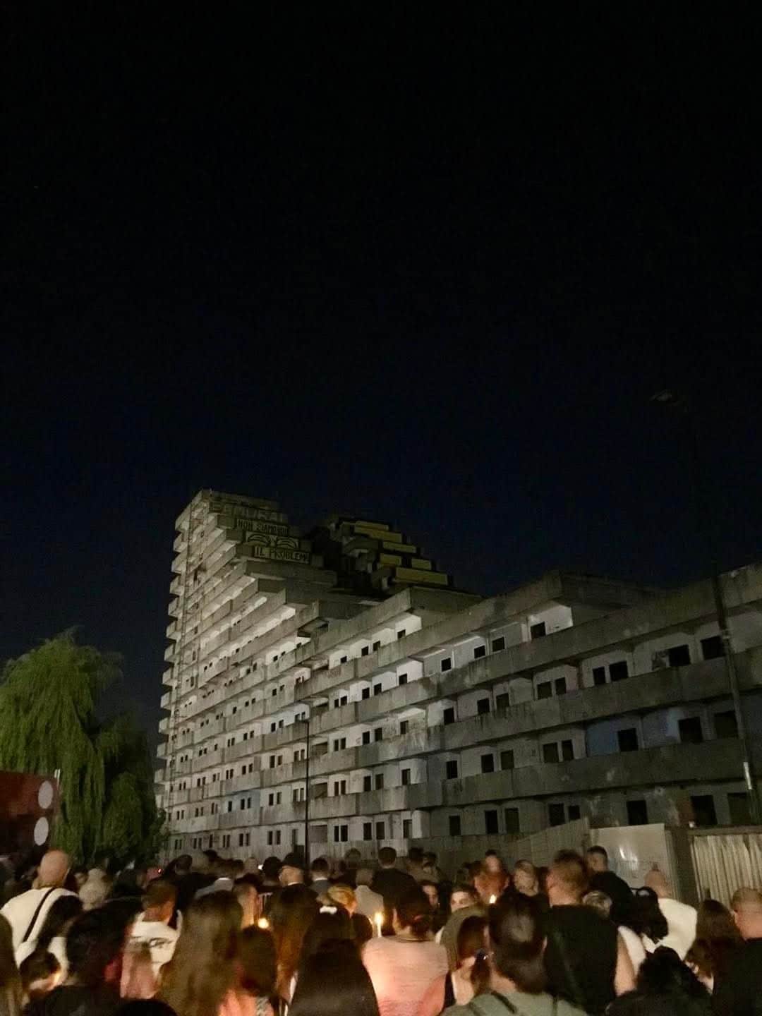 Le persone di Scampia in strada per le vittime del crollo di un anno fa nella Vela Celeste