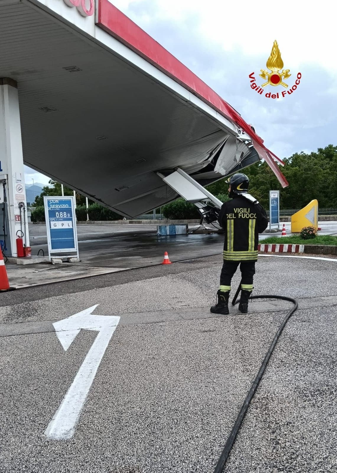 Vigili del fuoco al lavoro sul luogo dell’incidente: non ci sono feriti