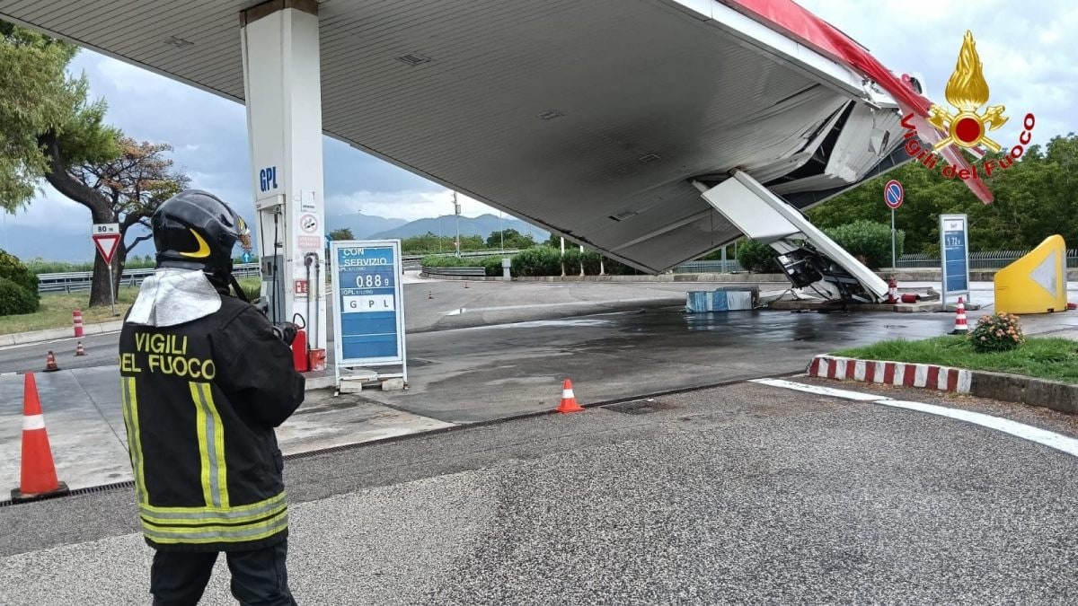 La pensilina crollata sui distributori di benzina e gpl