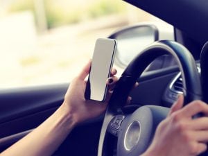 cellulare-auto-smartphone-telefonino-iStock-1152356355-1752697688115-300x225.jpg