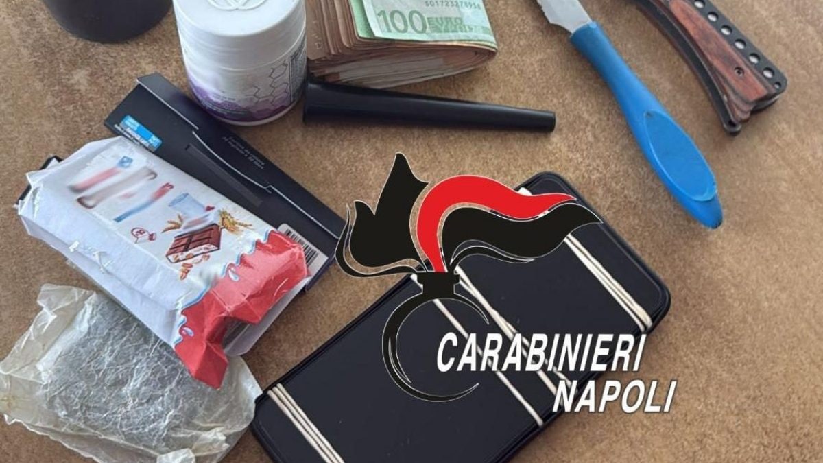 La droga e il materiale sequestrati dai carabinieri a Capri