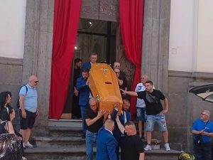 Dolore e lacrime per i funerali di Ciro Pierro e Luigi Romano, morti sul lavoro a Rione Alto