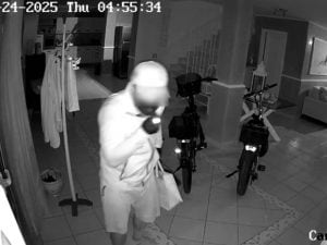I ladri entrano in casa mentre la famiglia dorme: svaligiata la villa dell’imprenditore napoletano