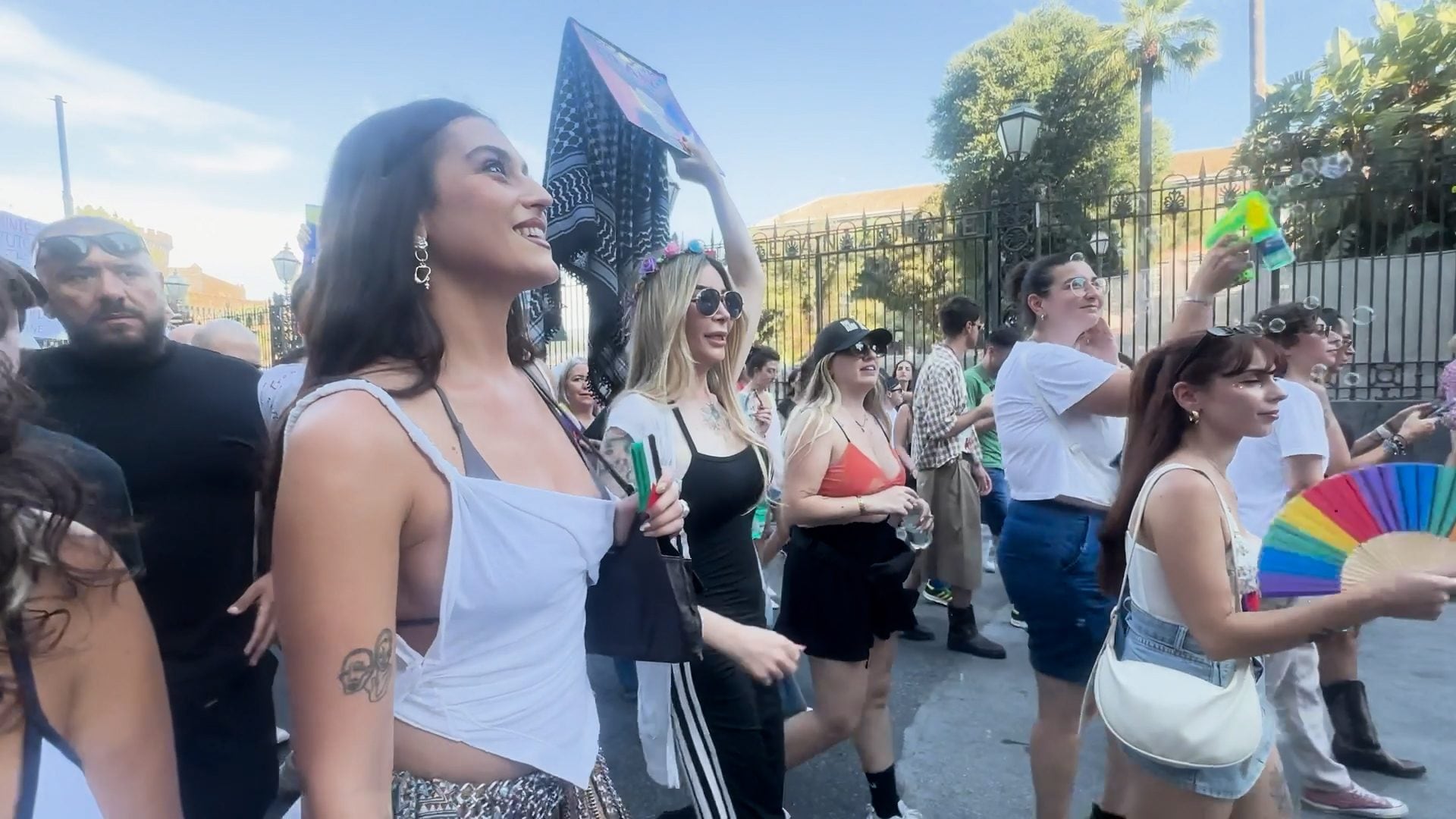 Gaia lascia la testa del corteo e marcia tra le persone/ foto G.Martignetti per Fanpage.it