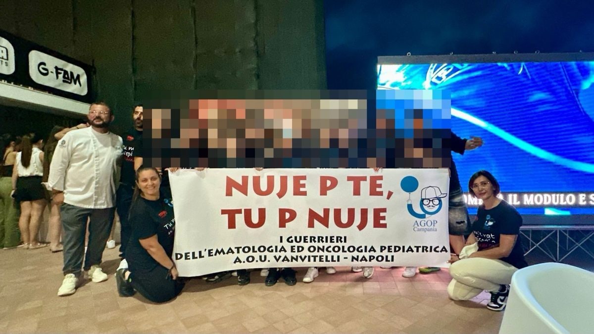 I ragazzi con gli striscioni al concerto di Geolier