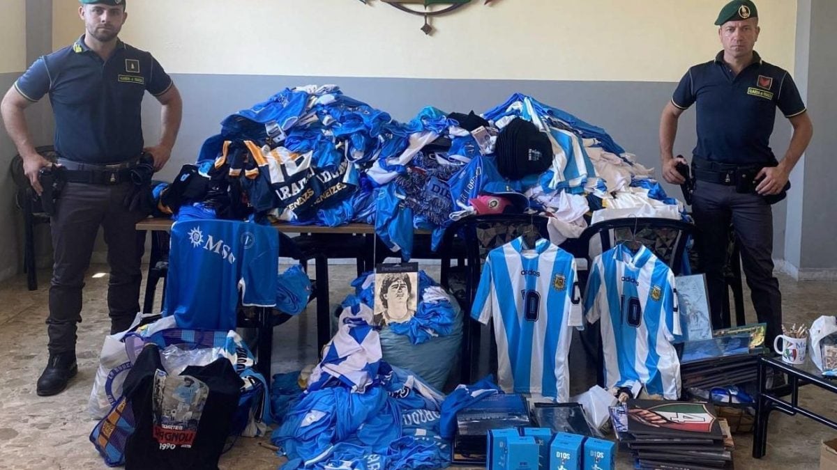 Uno degli ultimi sequestri di magliette del Calcio Napoli, operato dalla Guardia di Finanza