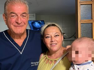 Diventa di nuovo mamma a 48 anni dopo 2 cesarei e 10 anni di attesa: il parto ad Avellino