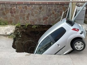 Si apre voragine in strada e inghiotte auto: paura a Melito di Napoli