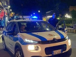 Trasportano rifiuti illegali in Terra dei Fuochi, auto senza targa, niente patente e assicurazione: denunciati