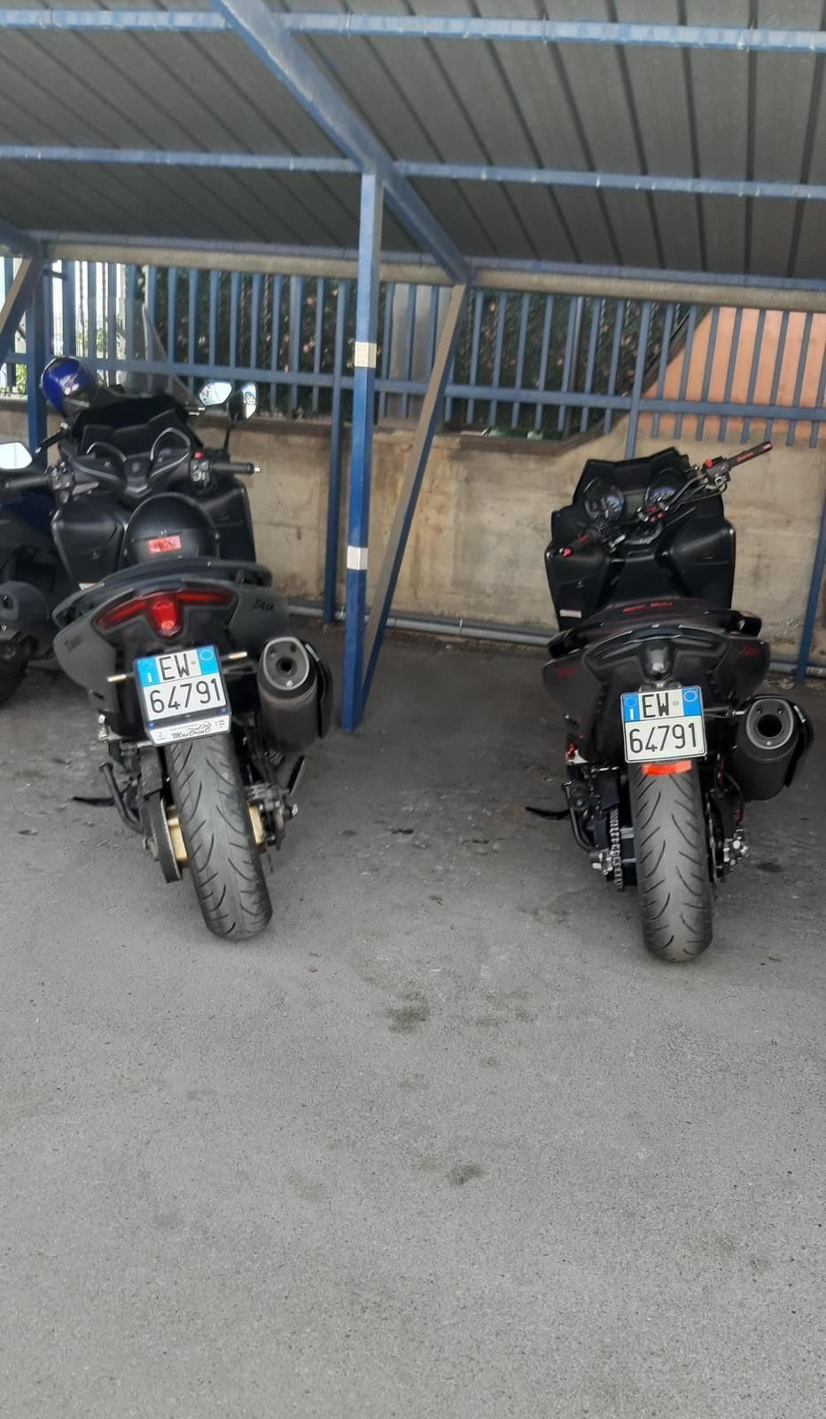 Gli scooter negli stalli della Polizia Stradale
