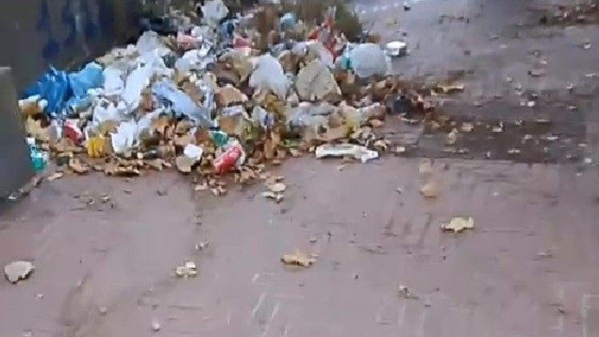 Parte dei rifiuti accumulati in Piazzale Tecchio, a Fuorigrotta