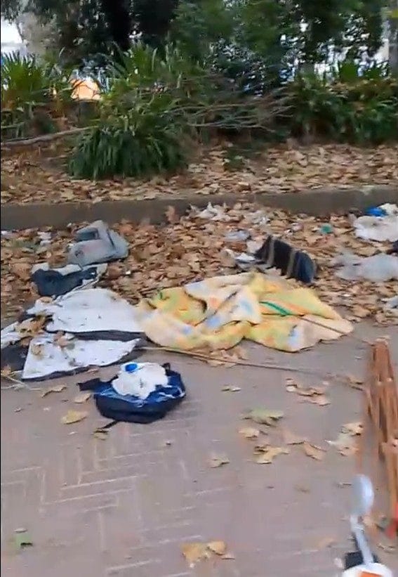 Altri rifiuti nella zona di Piazzale Tecchio che dalla stazione Campi Flegrei va verso lo Stadio Maradona
