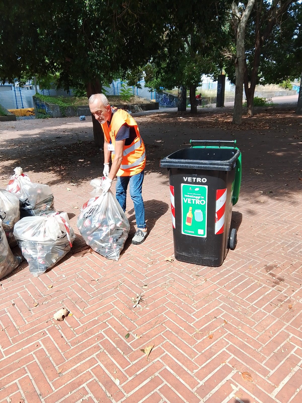 Lavoratori del Comune di Napoli impegnati nella raccolta dei rifiuti da Piazzale Tecchio, nel quartiere di Fuorigrotta