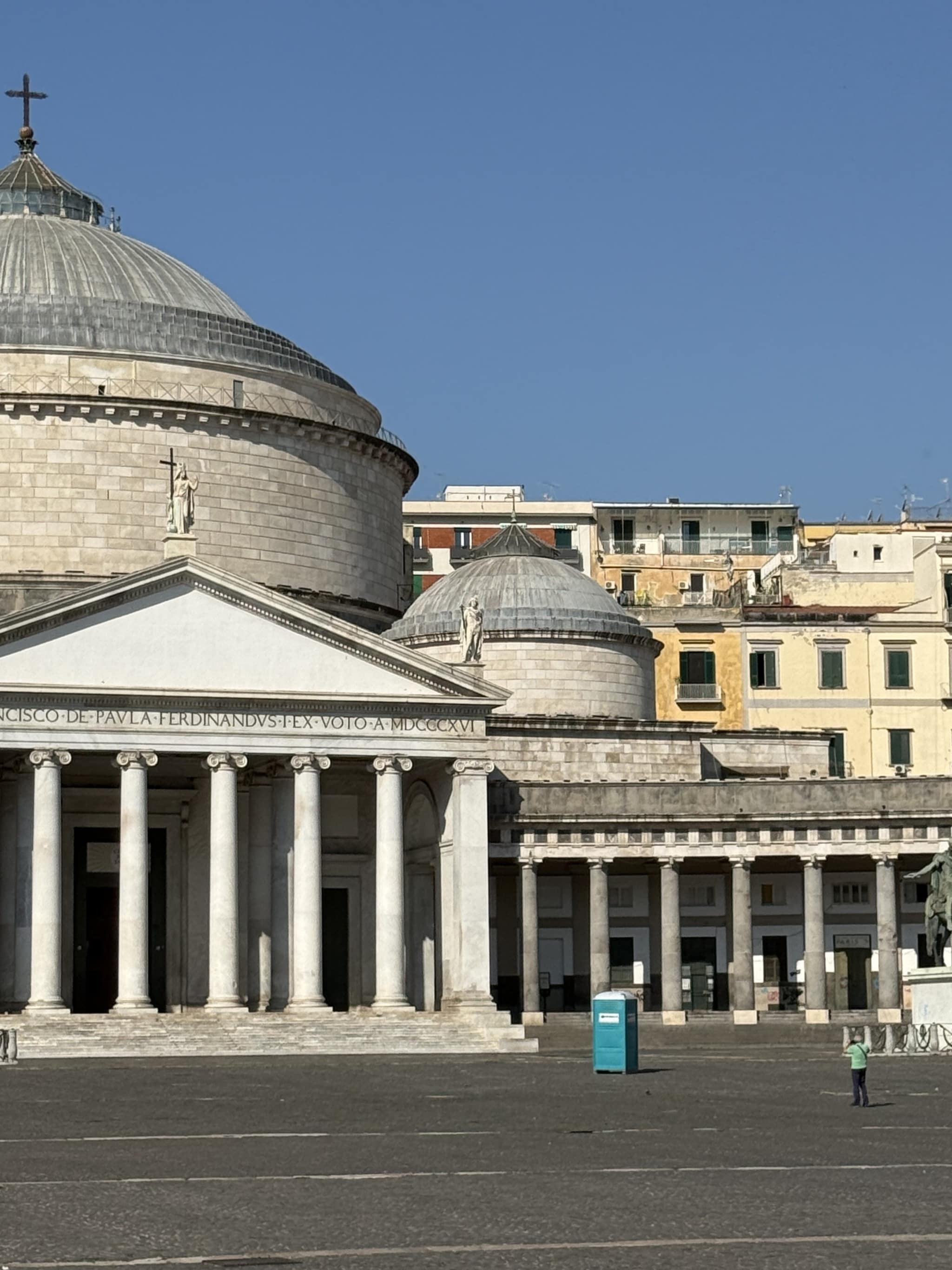 Il bagno chimico collocato al centro di piazza Plebiscito a Napoli / foto fanpage