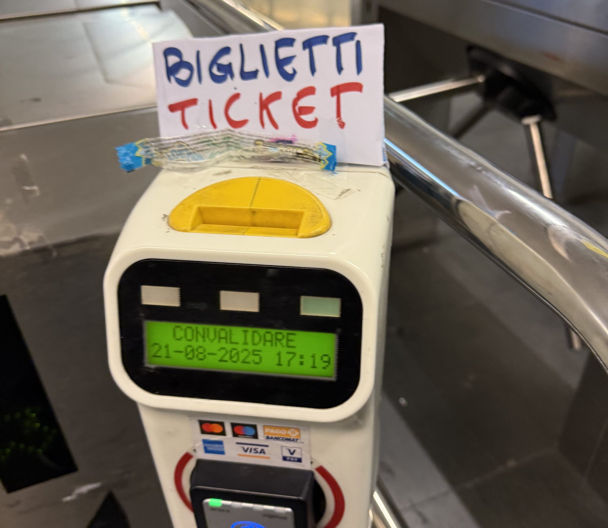 Anche per obliterare un biglietto c’è bisogno del cartello?