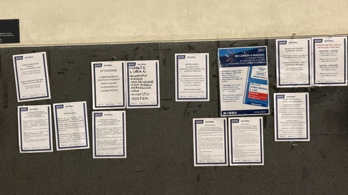 Metro Municipio di Napoli; la "bacheca" di avvisi (una delle tante)
