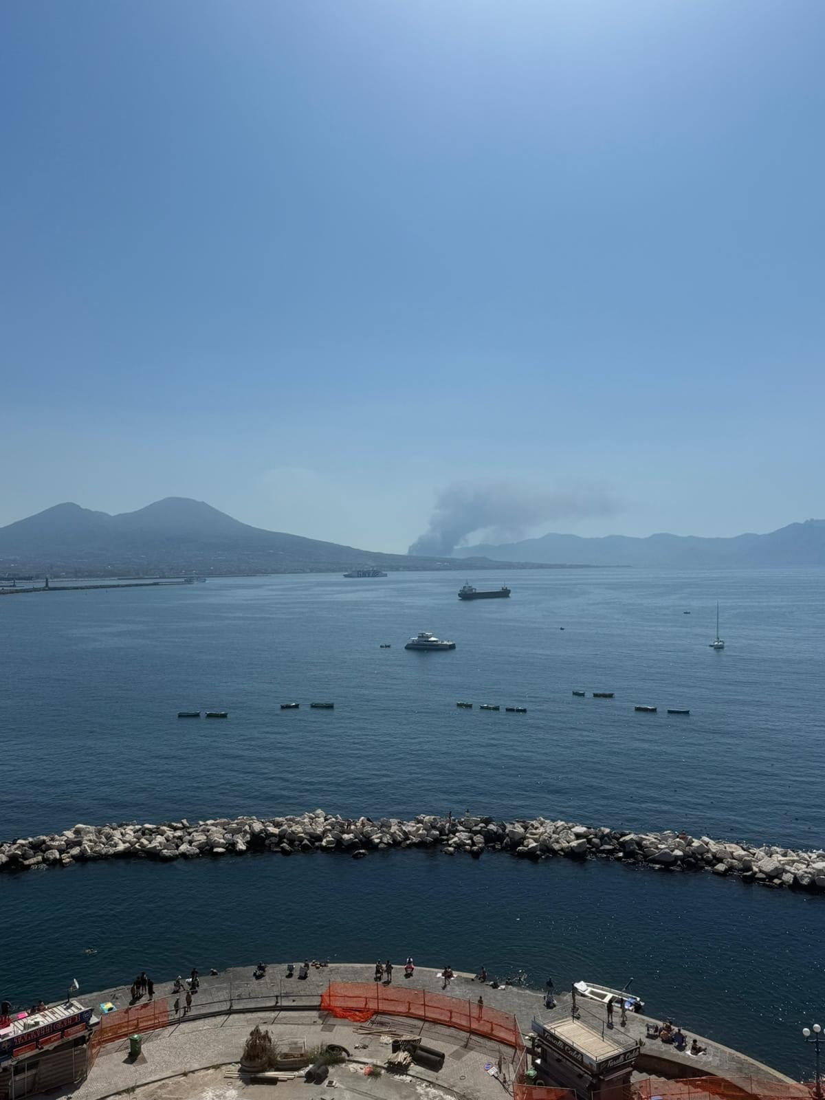 L’incendio visibile da Napoli (foto: Fanpage.it)
