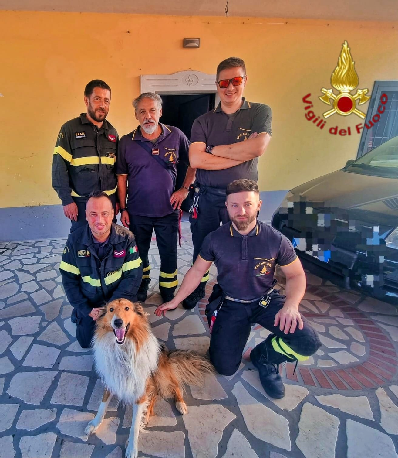I vigili del fuoco con il cane appena salvato