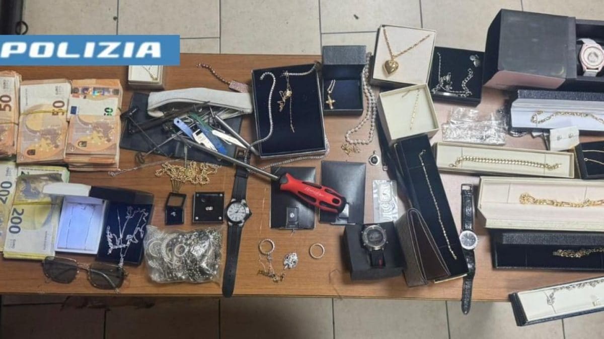 La refurtiva e l’attrezzatura recuperata dai carabinieri
