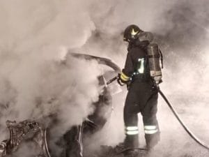 Proteste e auto in fiamme sulla Circumvallazione esterna a Napoli, traffico bloccato