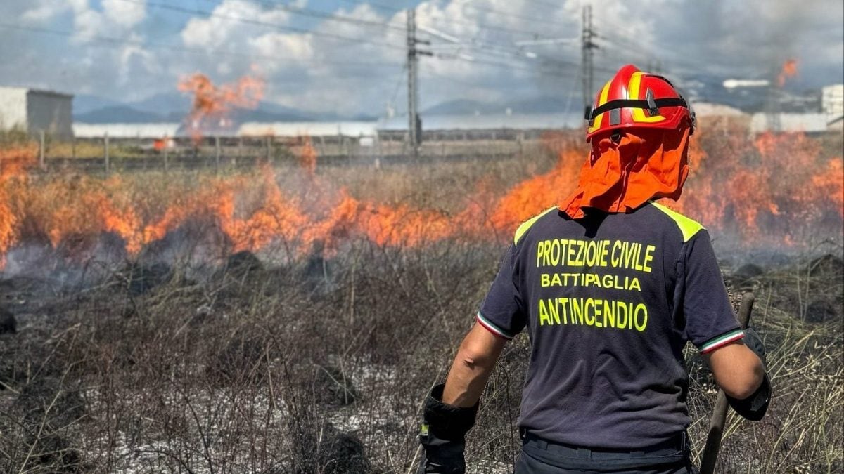 Il luogo dell’incendio (foto: Protezione Civile di Battipaglia)