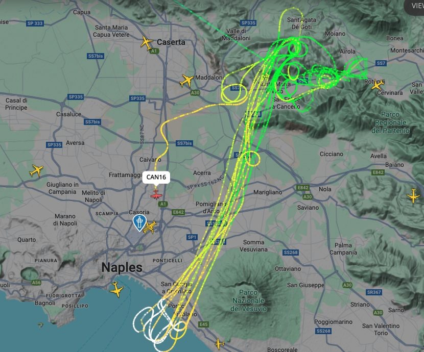 Il volo dei Canadair sul Vesuvio
