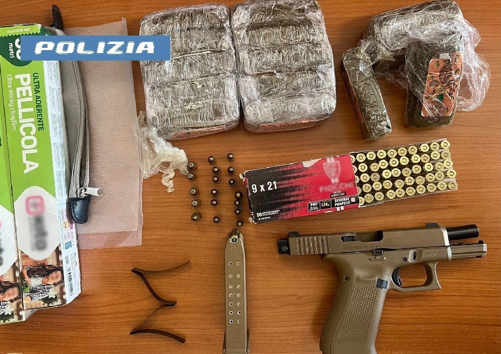Le armi e la droga sequestrati durante l’operazione a Porta Nolana