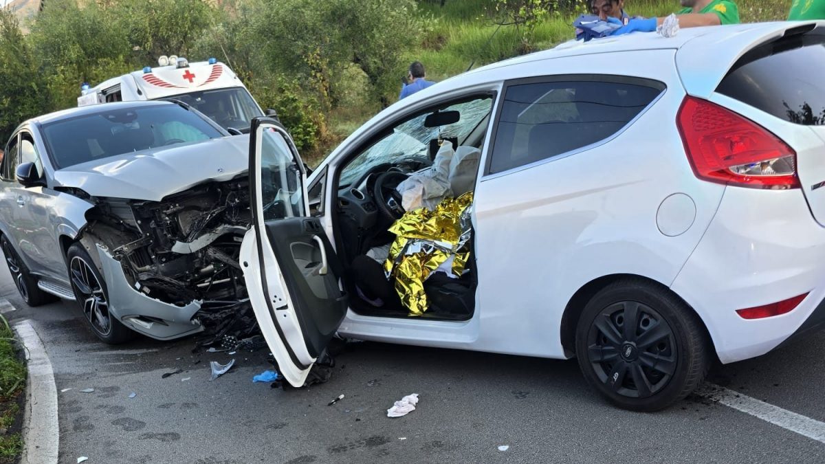 L’incidente frontale tra due auto a Giffoni Valle Piana (Salerno)