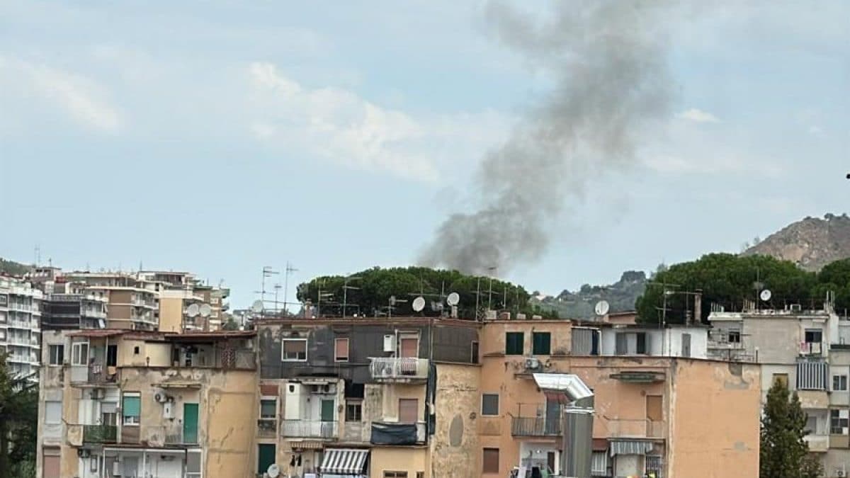 La colonna di fumo nero dell’incendio in zona via Cinthia, a Fuorigrotta