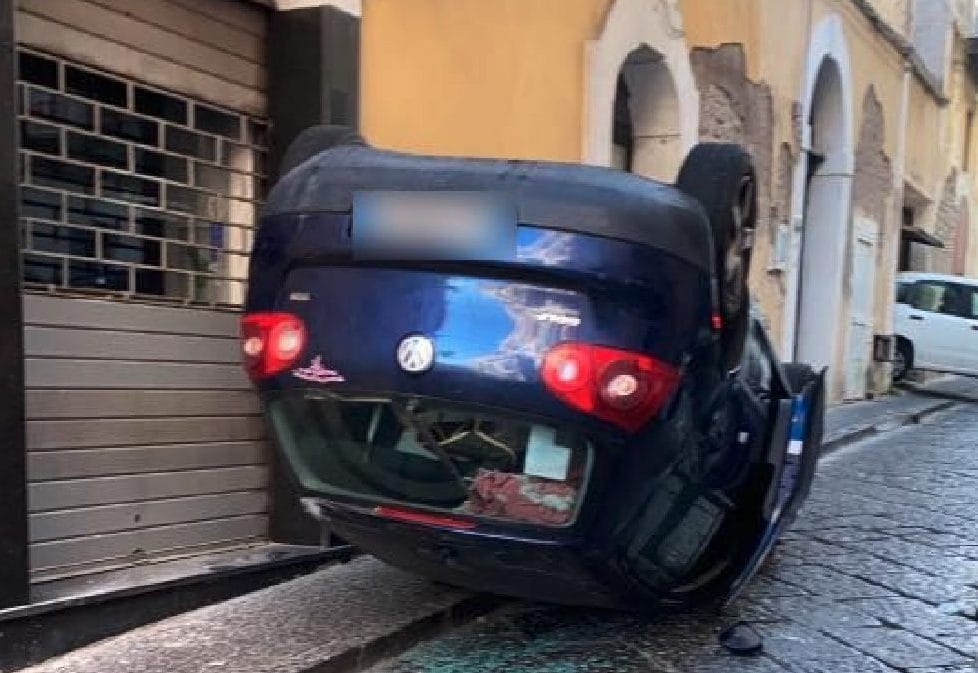 Auto si schianta e si ribalta in un vicolo di Ischia Ponte: dentro c ...