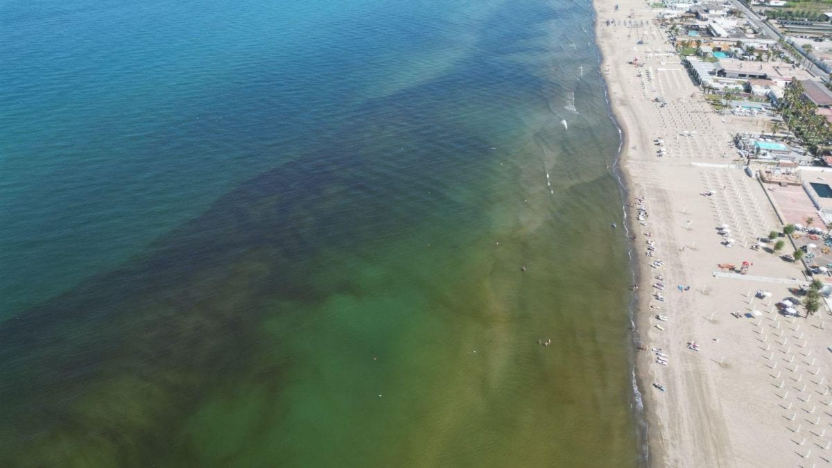 La fotografia diffusa dal sindaco di Pozzuoli e che mostra il lungomare di Licola