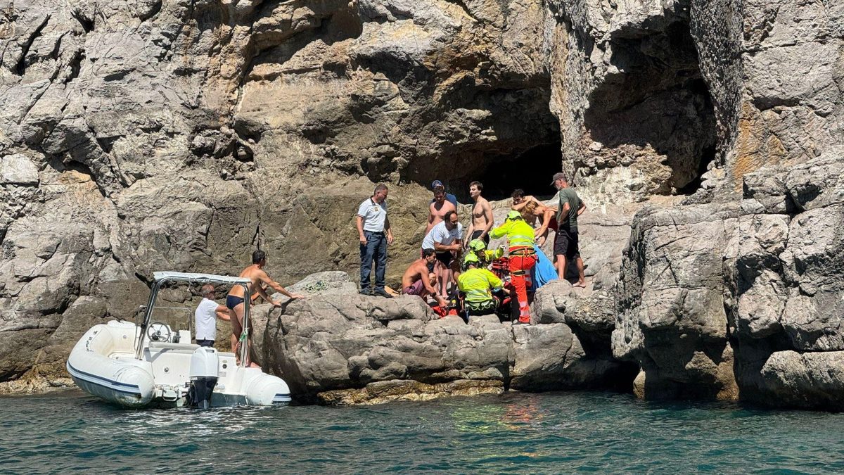 I soccorsi al 13enne ferito sugli scogli (Foto: Comune di Massa Lubrense, Facebook)