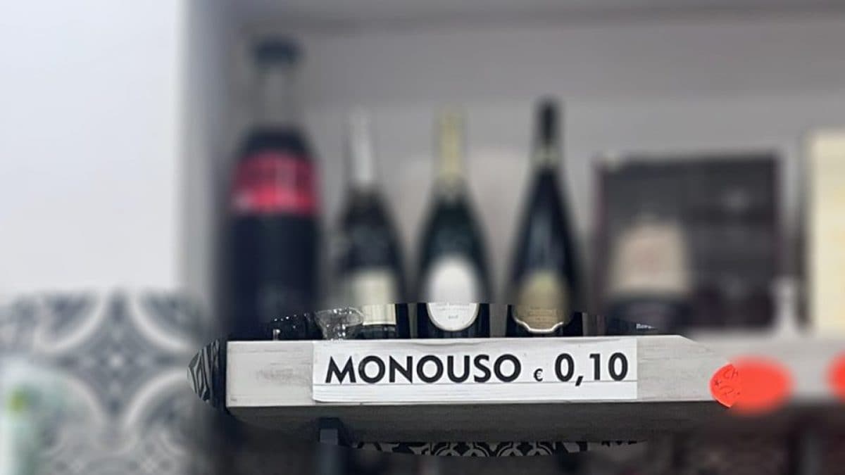 Un bar napoletano, piuttosto noto e frequentato, in zona collinare, espone il cartello del supplemento monouso
