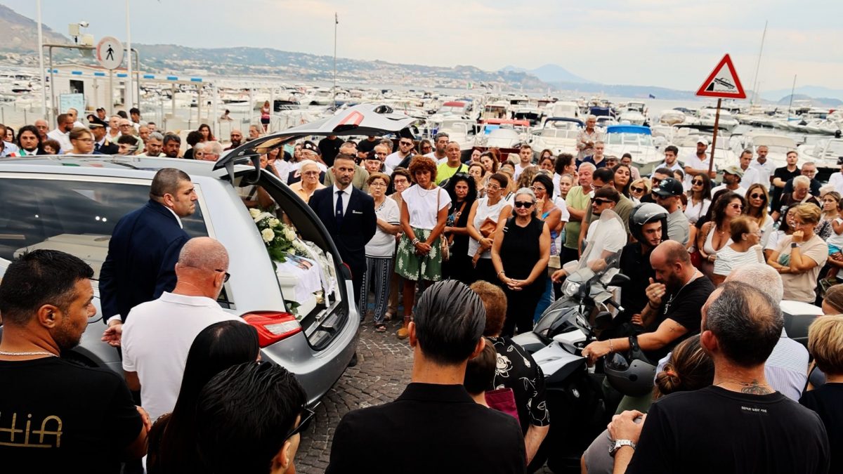 Il feretro di Giovanni Marchionni fa tappa al porto.
