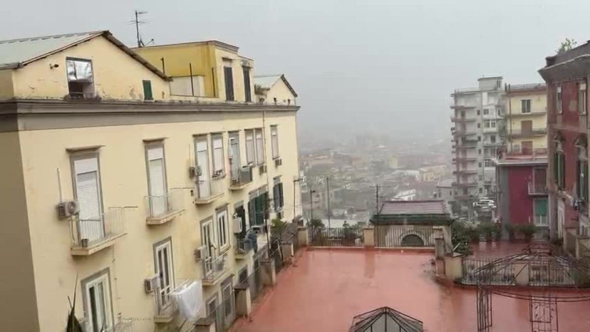 La grandinata a Napoli del 12 agosto vista da corso Vittorio Emanuele