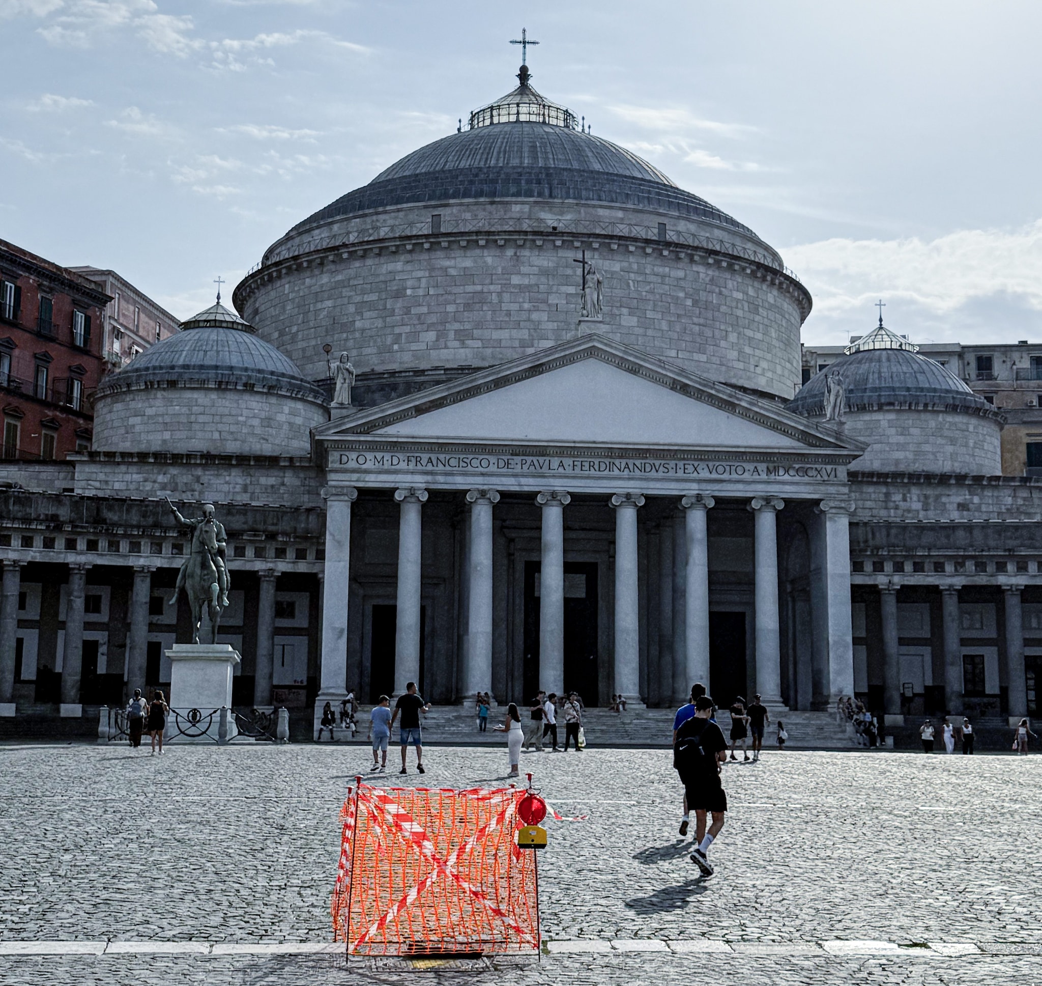 Piazza Plebiscito, l’ennesima buca segnalata ma senza interventi / foto Fanpage