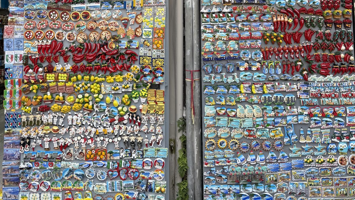 Souvenir su Napoli venduti in una strada del centro storico partenopeo