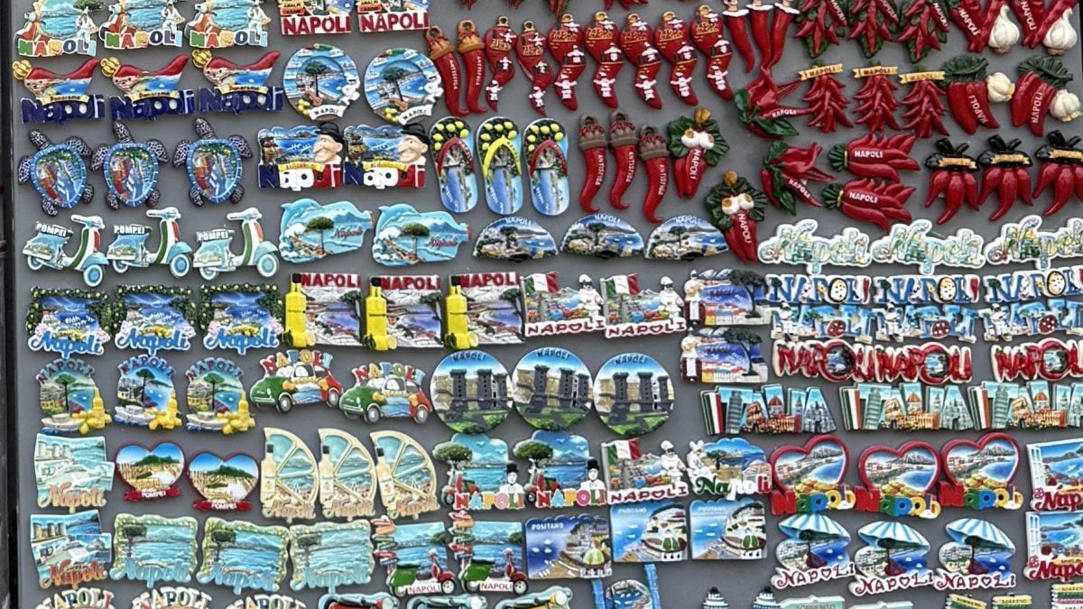 Souvenir su Napoli venduti in una strada del centro storico partenopeo